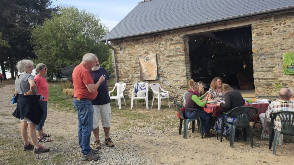 Visiteurs devant la grange en rénovation de Boulif’ART