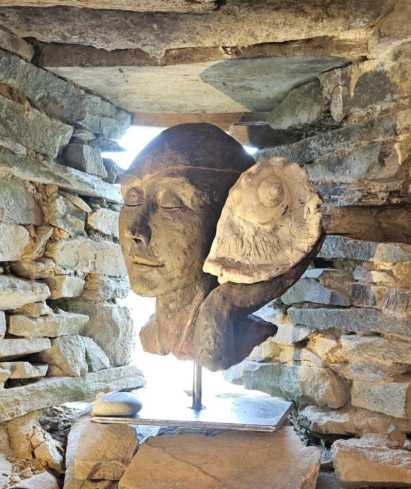 Sculpture raku de Corinne Landais exposée aux portes ouvertes Boulif’ART